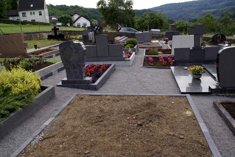 Unser Friedhof wird verschoenert 2008 Bild Nr.028